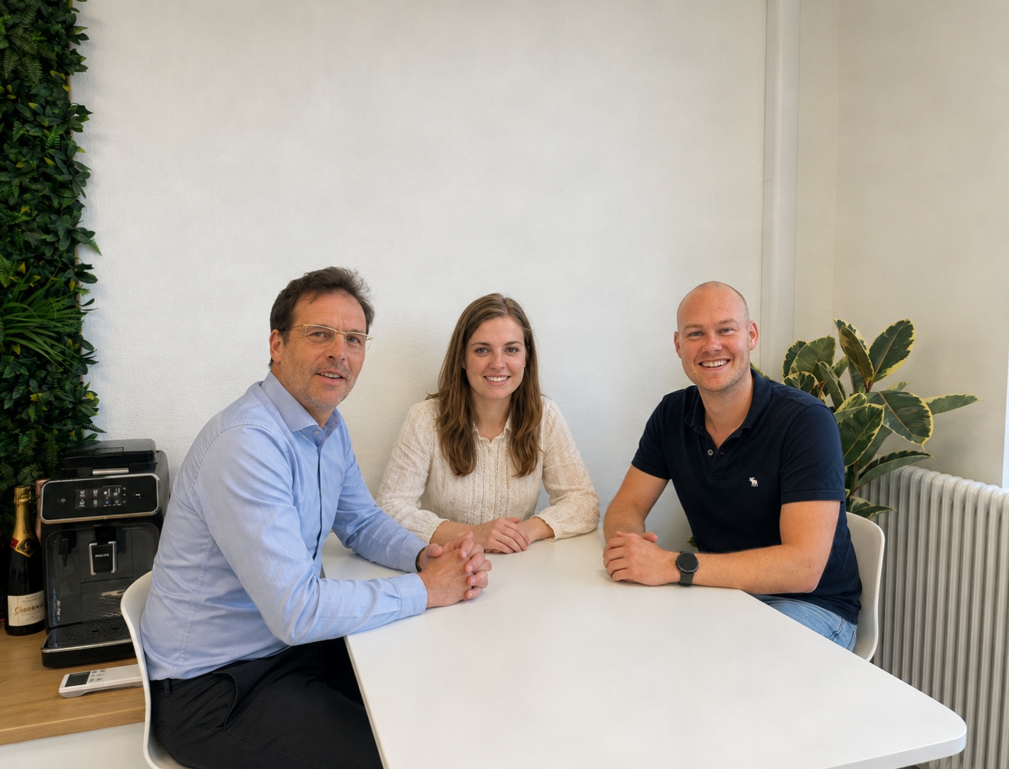 Het team van Agentancy in gesprek aan de vergadertafel op het kantoor in Nijmegen.